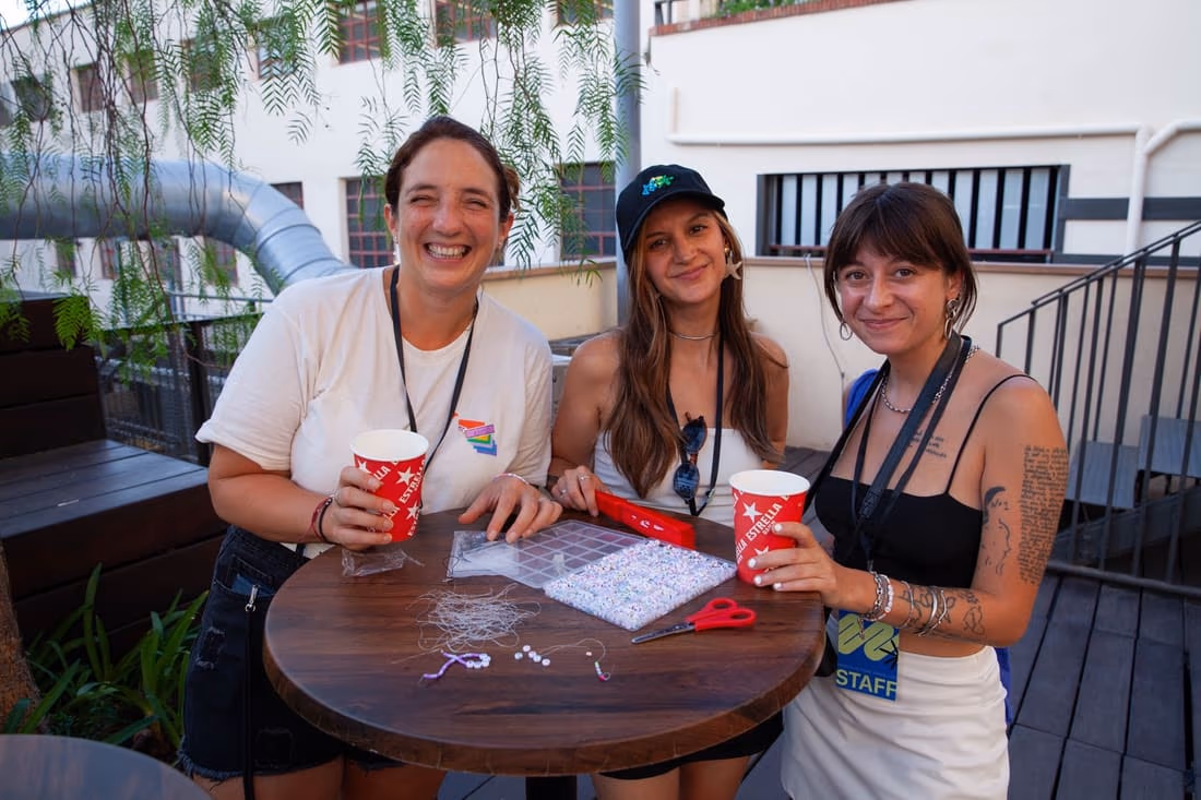 Staff preparando el punto de registro