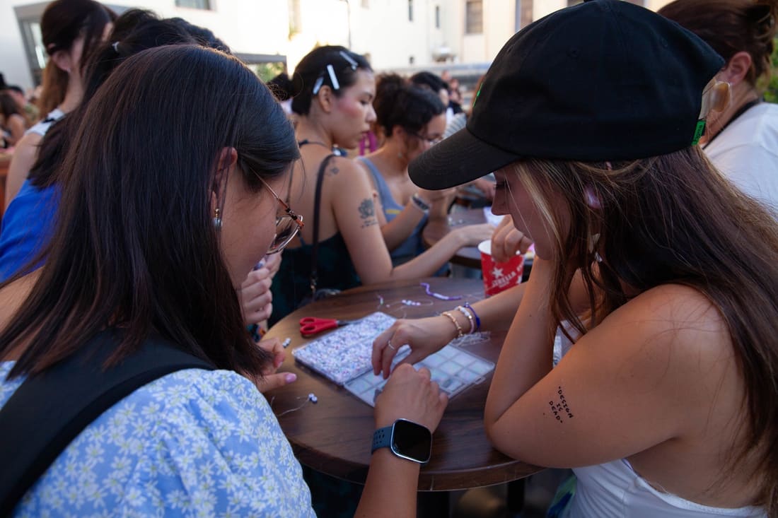 Asistentes personalizando sus acreditaciones con stickers