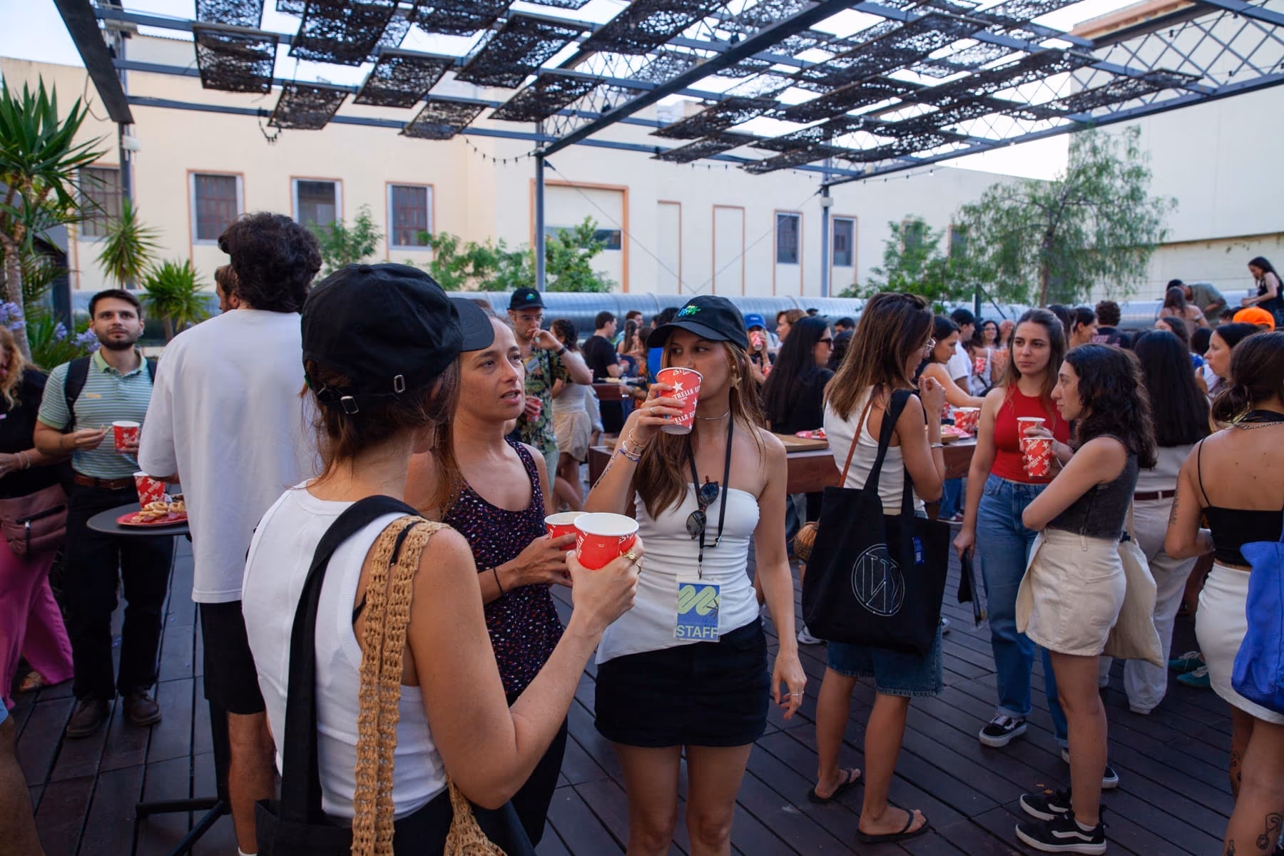 Asistentes charlando en la terraza durante un evento de Friends of Figma Barcelona