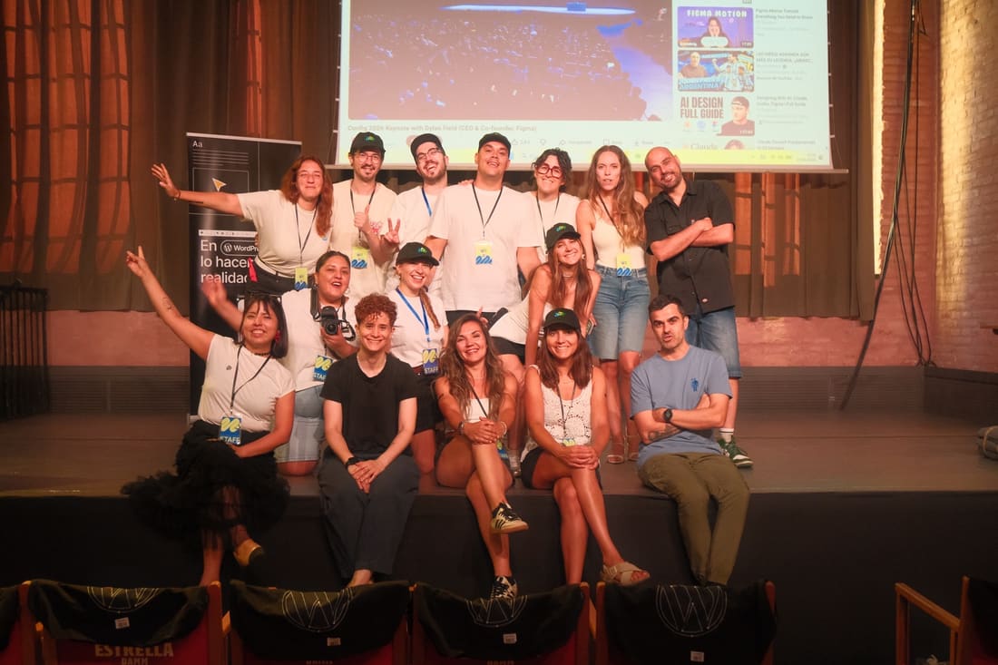 El staff celebrando el cierre del evento sobre el escenario