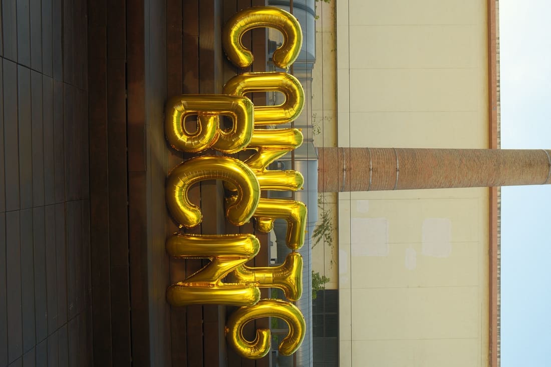 Globos dorados de CONFIG BCN en la pared