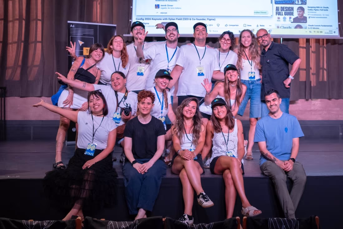 Foto de familia del staff sobre el escenario