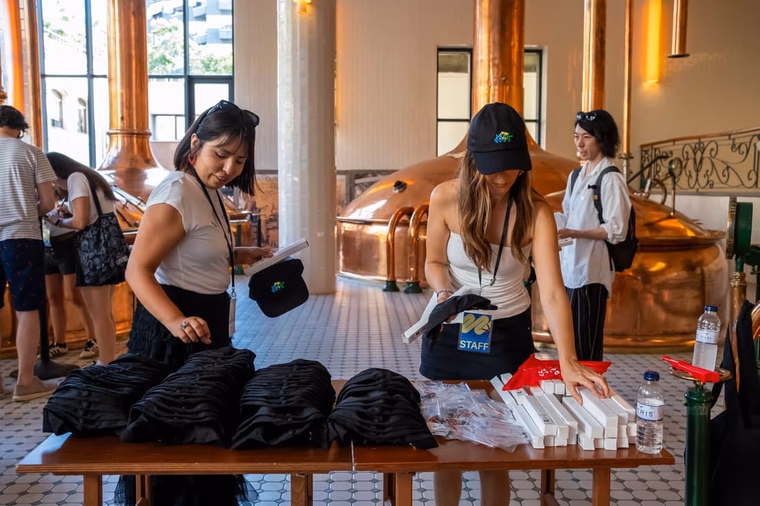 Mesa de merchandising preparada antes del evento