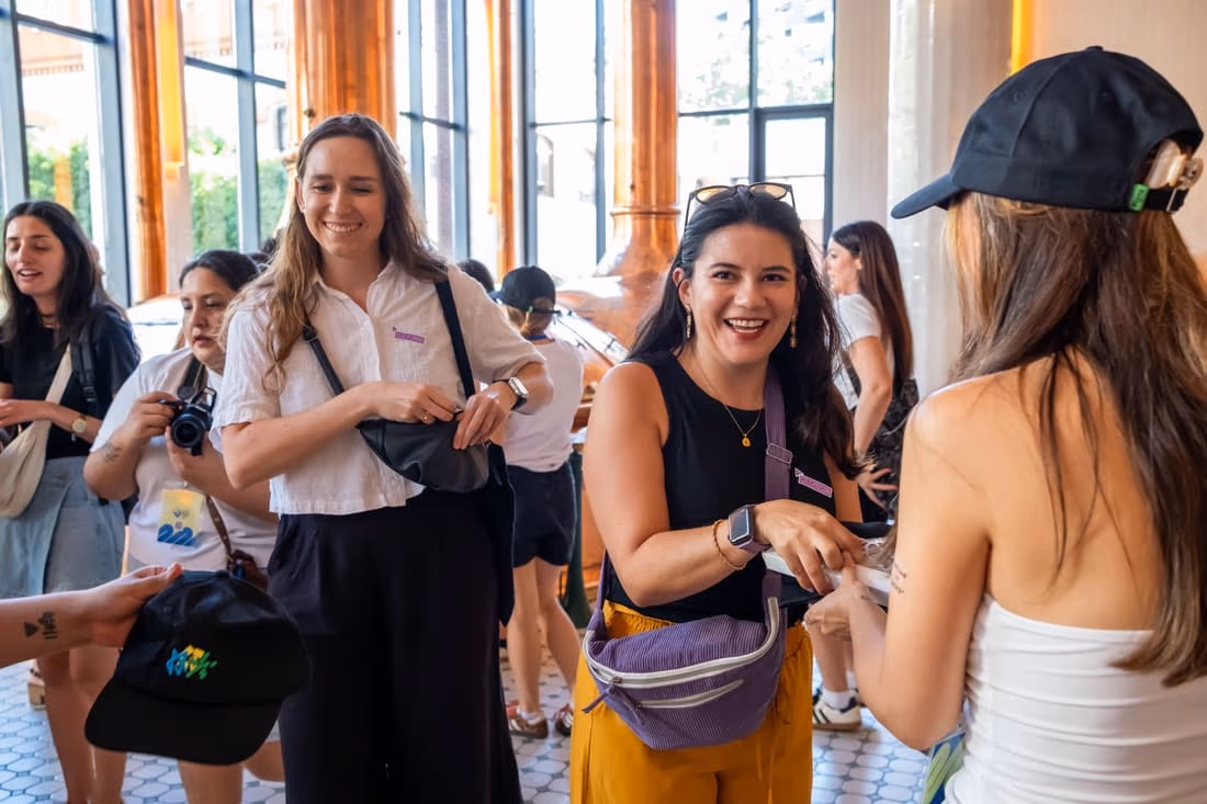 Asistentes recibiendo su welcome pack al llegar