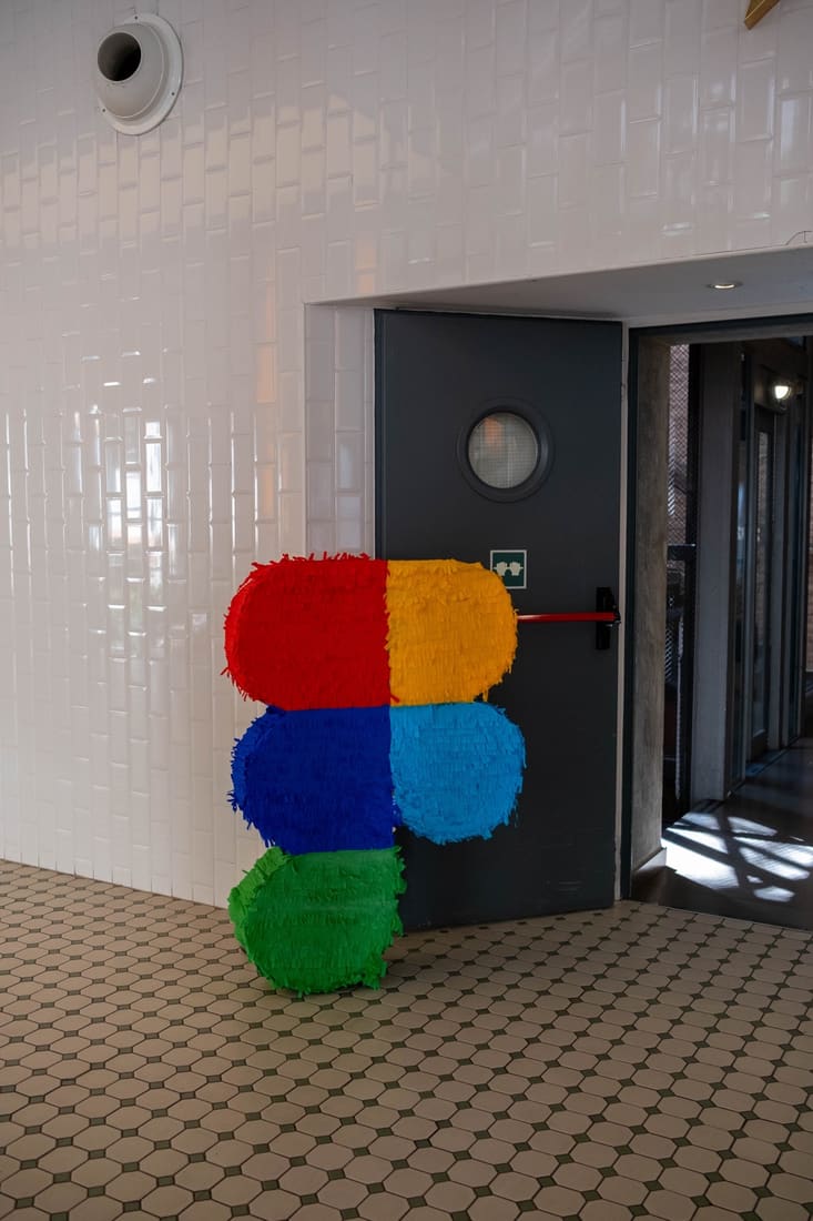 El logo de Figma hecho con piñatas en la entrada del evento