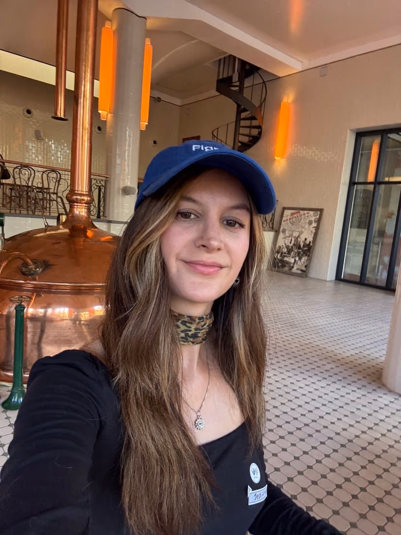 Retrato con la gorra de Figma en el venue