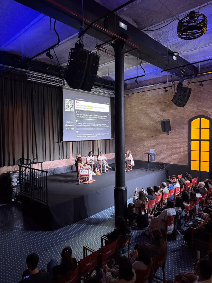 La sala llena durante una charla