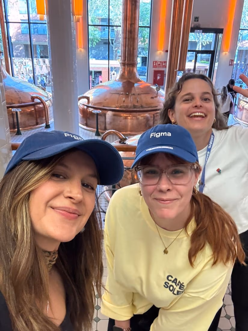 Parte del equipo de staff con las gorras de Figma
