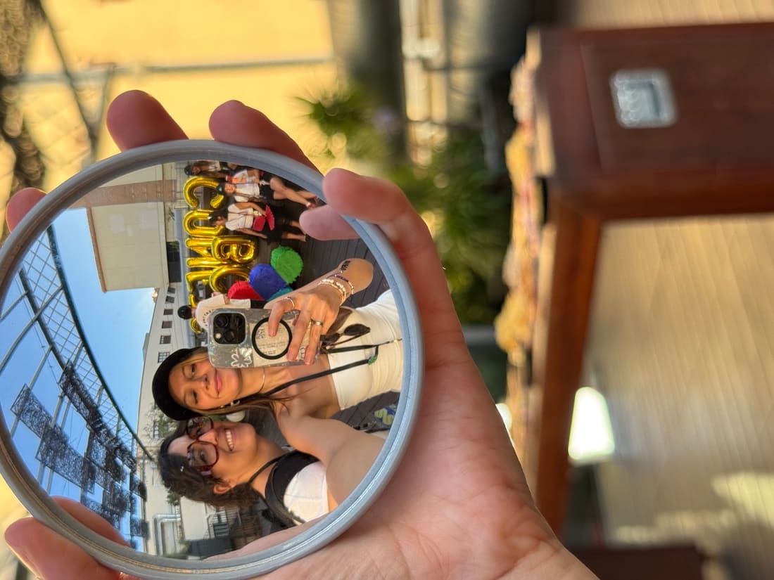 Reflejo del equipo en un espejo circular